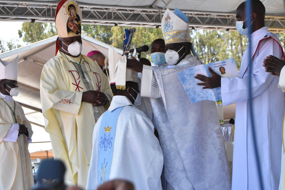 Archbishop Luke Msusa places mitre on Bishop Peter Chifukwa