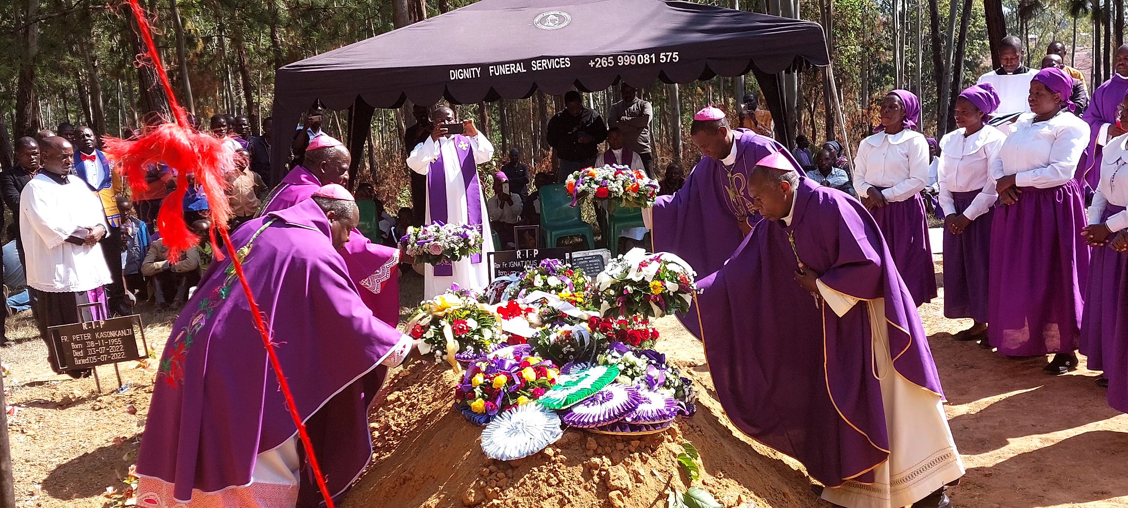 Bishops lay wreaths on Fr Ignatius Mpando's grave